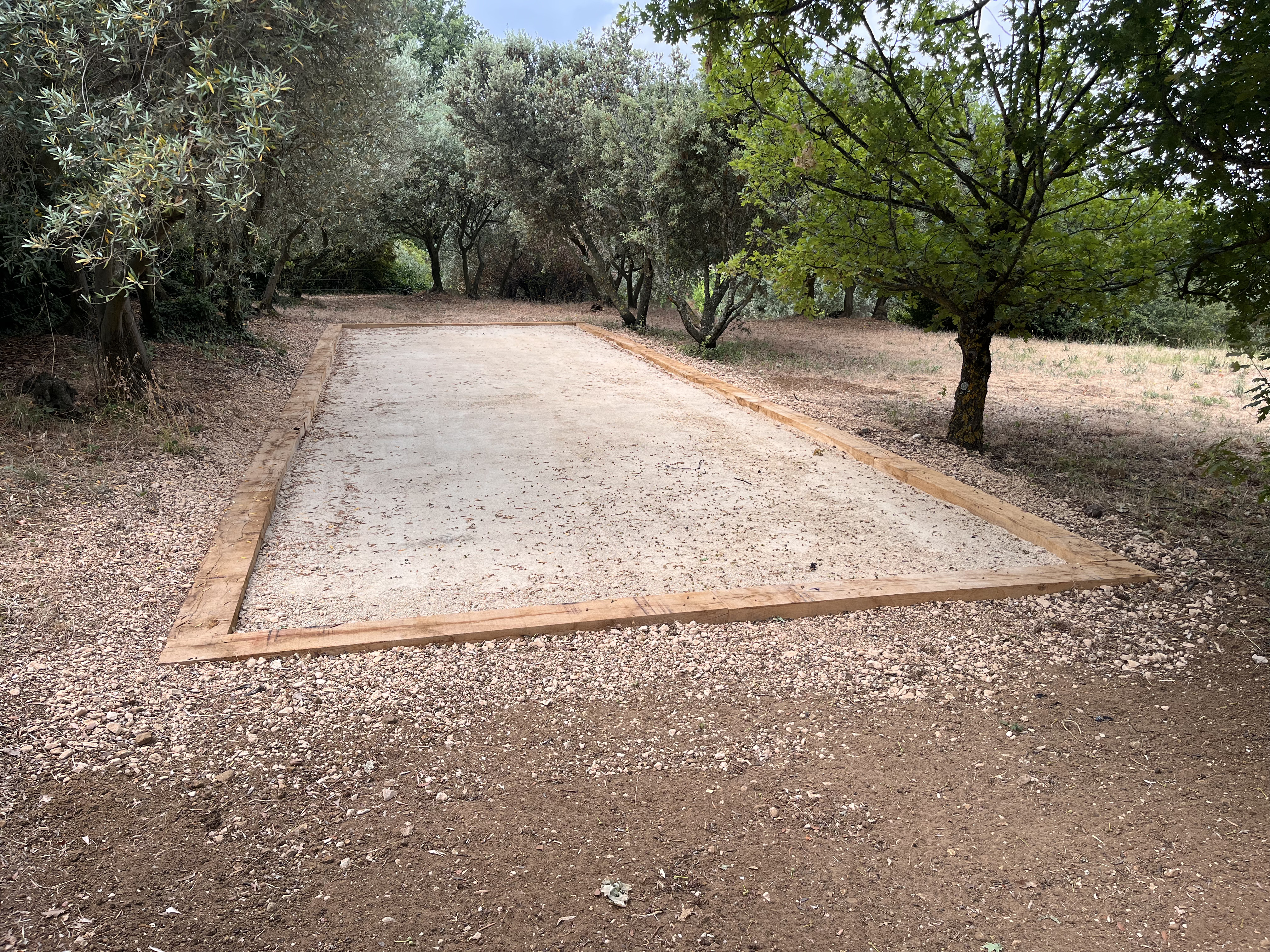 Terrain de pétanque neuf sous oliviers